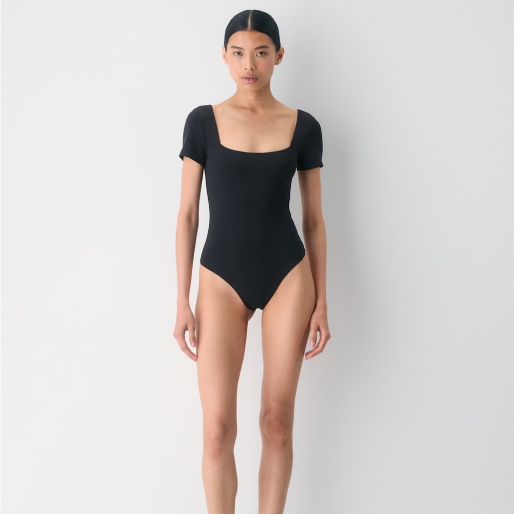 Aritzia Babaton Contour Squareneck Bodysuit Short Sleeve